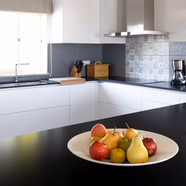 Tebas Midnight Strata Quartz